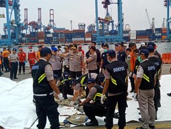 KRI Banda Aceh Temukan Potongan Busa Kursi Lion Air JT 610