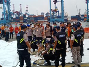 KRI Banda Aceh Temukan Potongan Busa Kursi Lion Air JT 610 KRI Banda Aceh Temukan Potongan Busa Kursi Lion Air JT 610