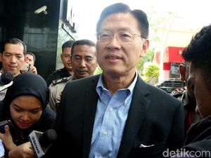 James Riady Penuhi Panggilan KPK James Riady Penuhi Panggilan KPK