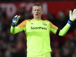 Jordan Pickford memang gagal mengadang kemenangan 2-1 Manchester United di Old Trafford. Tapi kiper Everton itu bikin delapan penyelamatan dan menepis penalti Paul Pogba. (Lee Smith/REUTERS)