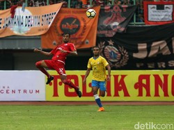 Persija terus menggempur melalui Rohit Chand. (Foto: Agung Pambudhy/detikcom)