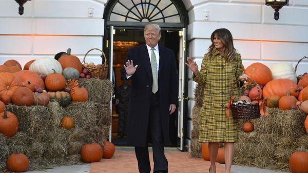 Melania Trump Pakai Coat Rp 60 Juta Untuk Rayakan Halloween