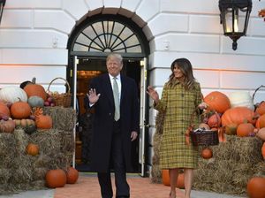 Melania Trump Pakai Coat Rp 60 Juta Untuk Rayakan Halloween