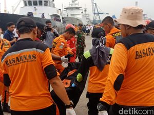 8 Kantong Jenazah Korban Lion JT 610 Kembali Dikirim ke RS Polri 8 Kantong Jenazah Korban Lion JT 610 Kembali Dikirim ke RS Polri