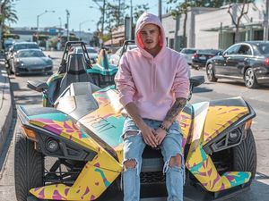 Kembaran Justin Bieber yang Bikin Heboh karena Makan Burrito, Mirip Banget!