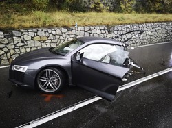 Ngeri! Audi R8 ini Terbelah Dua Setelah Senggol VW