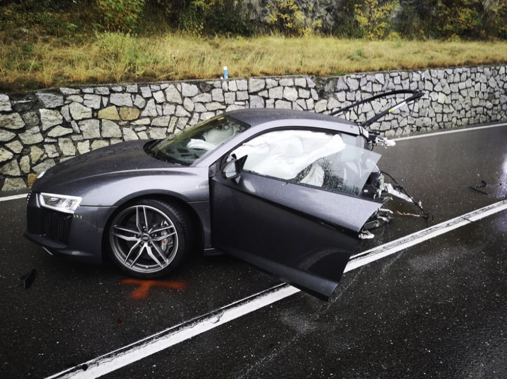 Ngeri! Audi R8 ini Terbelah Dua Setelah Senggol VW Ngeri! Audi R8 ini Terbelah Dua Setelah Senggol VW