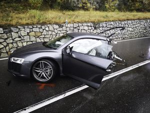 Ngeri! Audi R8 ini Terbelah Dua Setelah Senggol VW Ngeri! Audi R8 ini Terbelah Dua Setelah Senggol VW