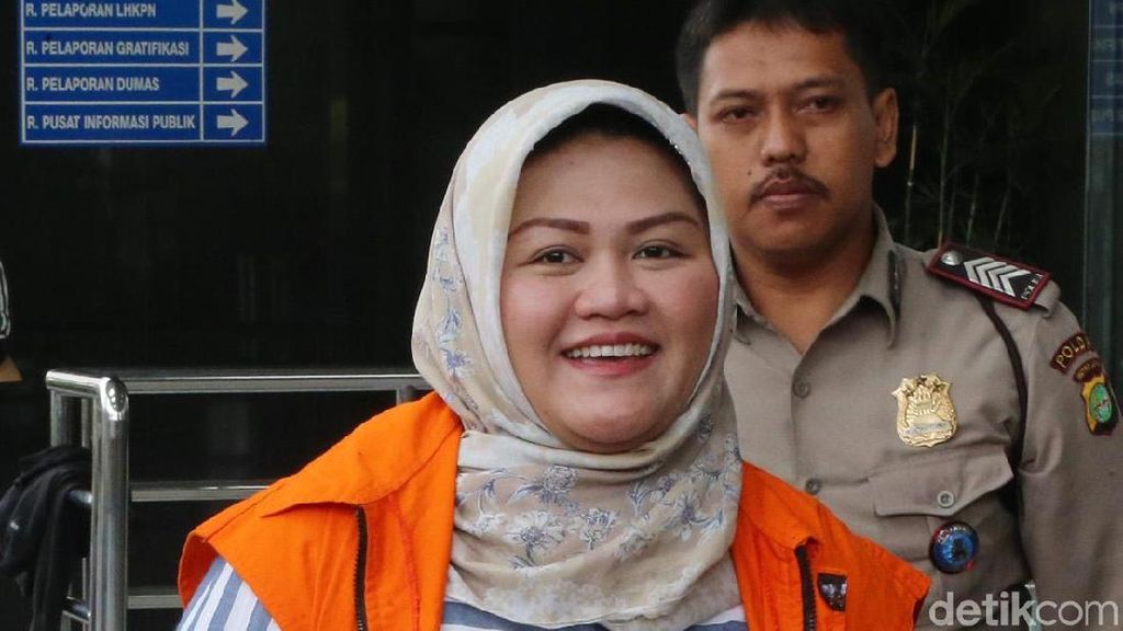 Dulu Murung, Kini Bupati Neneng Senyum Semringah Dulu Murung, Kini Bupati Neneng Senyum Semringah