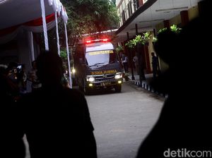 2 Ambulans Kembali Bawa Kantong Jenazah ke RS Polri