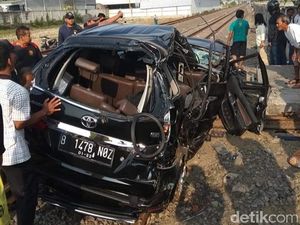Toyota Avanza Tertabrak Kereta Api di Demak, 1 Orang Tewas