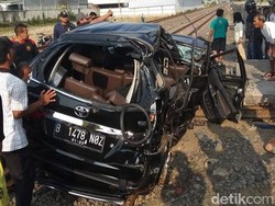 Toyota Avanza Tertabrak Kereta Api di Demak, 1 Orang Tewas