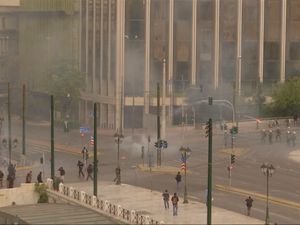 Molotov Membara! Pelajar Bentrok dengan Aparat di Yunani