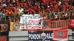 Aksi The Jakmania Bakar Semangat Pemain Persija