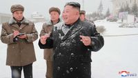 Foto: Gaya Kim Jong Un Blusukan di Tengah Hujan Salju