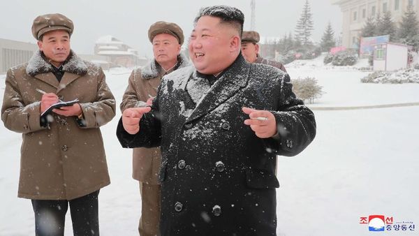 Foto: Gaya Kim Jong Un Blusukan di Tengah Hujan Salju