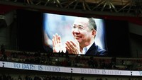 Pada pertandingan ini juga ditampilkan foto pemilik Leicester City Vichai Srivaddhanaprabha yang baru-baru ini meninggal dalam kecelakaan helikopter di area stadion King Power. (Foto: Clive Rose/Getty Images)