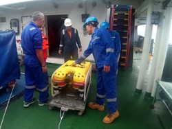 Tim di KR Baruna Siapkan ROV untuk Pencarian Lion JT 610