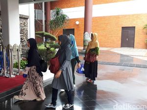 Keluarga Korban Lion Air Datangi Crisis Center di Bandara Soetta Keluarga Korban Lion Air Datangi Crisis Center di Bandara Soetta