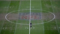 Pertandingan digelar dalam kondisi lapangan tak maksimal karena sebelumnya dipakai untuk pertandingan rugby NFL. (Foto: Clive Rose/Getty Images)
