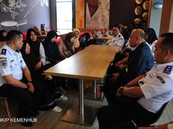 Ditemui Sekjen Kemenhub, Istri Kapten Muas Korban Lion Air Menangis