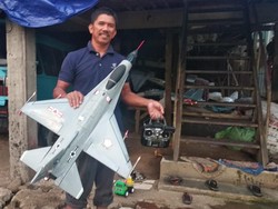 Sopir Angkot Ini Bikin Pesawat Nirawak, Waktu Terbang 1 Jam