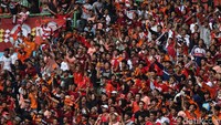 The Jakmania memadati Stadion Patriot Candrabhaga untuk menyaksikan pertandingan lanjutan Liga 1 antara Persija melawan Barito Putera, Selasa (30/10/2018).