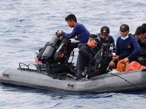 Melihat Para Penyelam TNI AL Mencari Badan Lion Air JT 610 Melihat Para Penyelam TNI AL Mencari Badan Lion Air JT 610