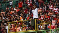 Mereka tak henti-hentinya menyeriakkan yel-yel dukungan sepanjang pertandingan.