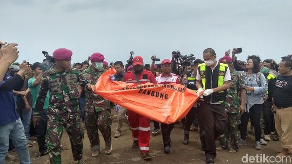 Foto: Sepatu-Sandal Diduga Milik Korban Lion Air di Karawang