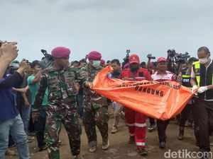 Foto: Sepatu-Sandal Diduga Milik Korban Lion Air di Karawang