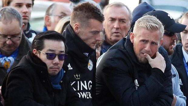Khun Aiyawatt Srivaddhanaprabha, Jamie Vardy dan Kasper Schmeichel memberi penghormatan untuk mendiang Vichai dan empat orang yang meninggal dalam kecelakaan helikopter.