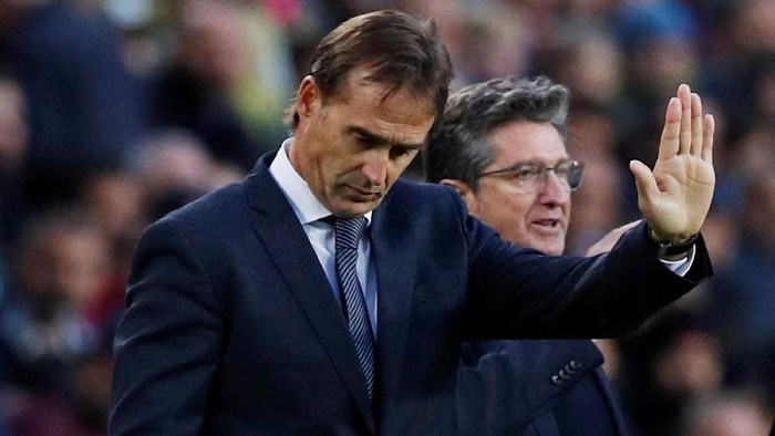 Julen Lopetegui Soccer Football - La Liga Santander - FC Barcelona v Real Madrid - Camp Nou, Barcelona, Spain - October 28, 2018 Real Madrid coach Julen Lopetegui gestures REUTERS/Albert Gea