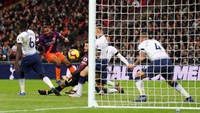 Di babak kedua, City punya peluang bagus namun terbuang. David Silva yang menerima bola di depan gawang malah memilih mengoper ke Raheem Sterling, yang pada prosesnya tendangannya diblok. (Foto: Catherine Ivill/Getty Images)