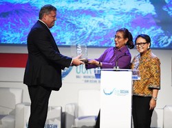 Tutup Konferensi Laut Dunia, Susi dan Menlu Beri Pinisi ke Norwegia