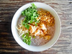 Enaknya Hangatkan Perut Pakai Semangkuk Bubur China di Sini