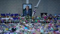 Kini cuma untaian doa yang menjadi salam perpisahan terakhir suporter kepada Vichai. (Foto: Christopher Furlong/Getty Images)