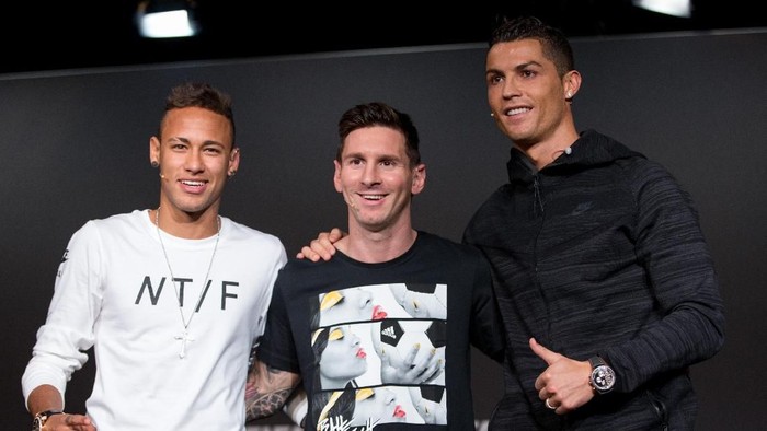 ZURICH, SWITZERLAND - JANUARY 11: FIFA Ballon dOr nominees Neymar Jr of Brazil and FC Barcelona (L), Lionel Messi of Argentina and FC Barcelona (C) and Cristiano Ronaldo of Portugal and Real Madrid (R) attend a press conference prior to the FIFA Ballon dOr Gala 2015 at the Kongresshaus on January 11, 2016 in Zurich, Switzerland. (Photo by Philipp Schmidli/Getty Images)