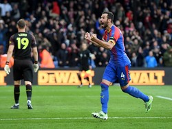 Dua penalti Luka Milivojevic membuat Crystal Palace menahan imbang 2-2 Arsenal sekaligus menghentikan kemenangan beruntun tim sekotanya itu. (Mike Hewitt/Getty Images)