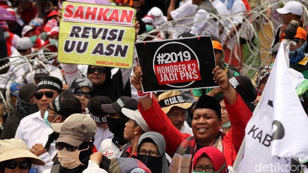 Guru Honorer Ramai-ramai Demo di Istana