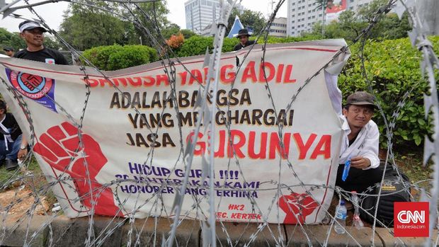 Kisah Honorer Mengejar Keadilan Hukum ke Istana sampai MK