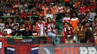 Sebagian dari mereka memanjat pagar pembatas tribun demi untuk mendukung tim kesayangannya.