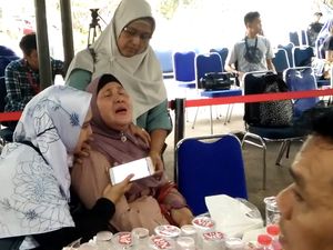 Tangis Ibu di Tengah Ketidakpastian Nasib Anak Semata Wayangnya Tangis Ibu di Tengah Ketidakpastian Nasib Anak Semata Wayangnya