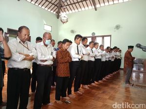 Pegawai Pajak Jember Gelar Salat Gaib Korban Lion Air JT 610 Pegawai Pajak Jember Gelar Salat Gaib Korban Lion Air JT 610