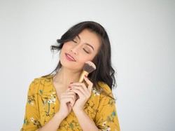 Riasan Wajah Atau Riasan Mata, Manakah yang Duluan?