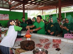 Blusukan di Pasar, Rommy: Harga Ayam Turun Jadi Rp 30 Ribu/Kg