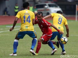 Riko Simanjuntak mendapat pengawalan ketat dari Nazar dan Samsul. (Foto: Agung Pambudhy/detikcom)