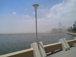 Pantai Losari Makassar Tertutup Angin Berdebu