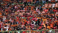 Sebagian dari mereka membentangkan syal dari tribun.