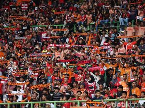 Aksi The Jakmania Bakar Semangat Pemain Persija